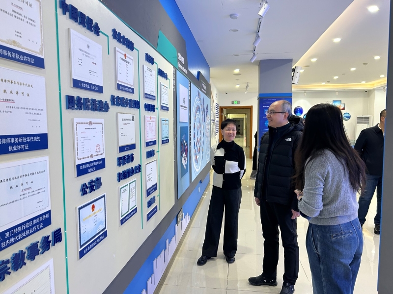 1月20日，市场监管总局计量司司长国焕新正听取统一社会信用代码相关系统平台的演示